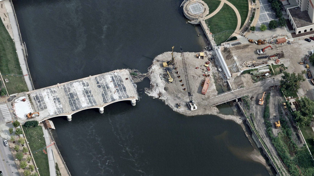Oblique aerial image of a bridge under construction in Des Moines, IA, published by Vexcel.