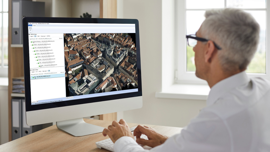 VEX-678-GRA-Graphics-for-EOY-Story_UltraMap Engineer using UltraMap for viewing imagery